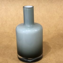Vaso solitário de vidro cinza
